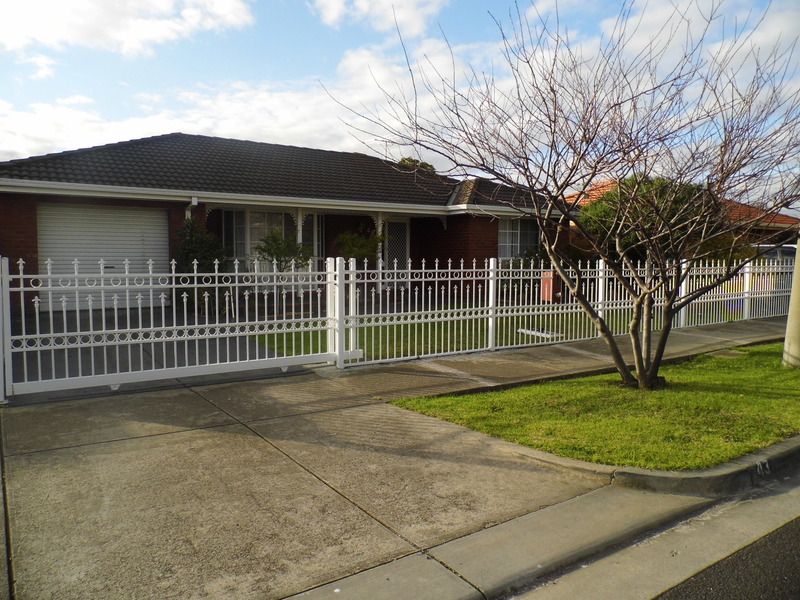 Family Home In The Heart Of The Bay!