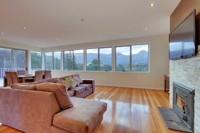 Stylish Living-Stunning Views
