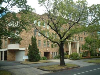 Renovated with Fawkner Park views!