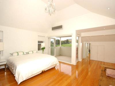 Superbly renovated family home in popular parkside location!