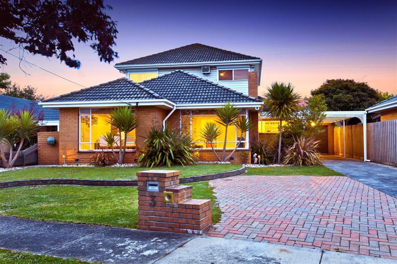 Fantastic family home in court location...walk to everything!