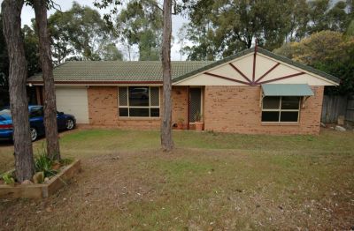 Separate living areas on large 640m2 block!