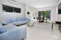 CONTEMPORARY OVERSIZED APARTMENT OVERLOOKING THE PARK