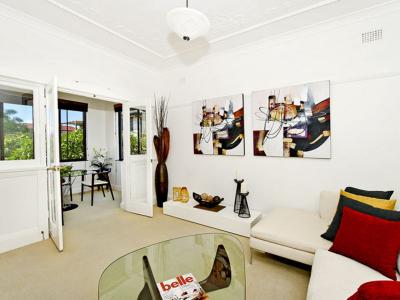 SPACIOUS ONE BEDROOM PLUS SUNROOM APARTMENT