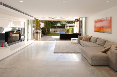 State-of-the-art entertainer with spectacular views