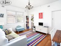 Bright art deco apartment moments to Bondi Beach.
