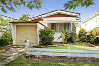 CHARACTER COTTAGE – EAST OF OXLEY – LESS THAN 300M TO THE WATER