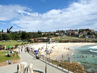 BRONTE BEACH - family living in a prized beachside setting