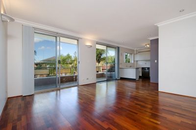 Spacious, renovated apartment with LUG just one block from cafes and the beach.