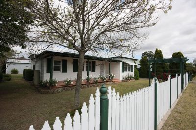 IMMACULATE TOWN RESIDENCE!