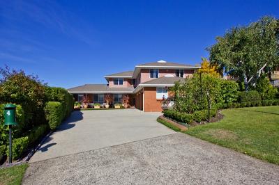 TRIPLE GARAGE FAMILY HOME WITH VIEWS!