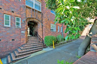 Character filled Art Deco 2 bedroom unit.