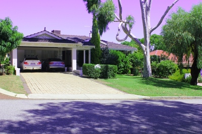 House 3 b/rm - pool/spa - well maintained and positioned . Close to Fremantle and all amenities - 5 mins walk to the river - 10 mins drive to beach. 
