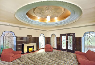 Art Deco Landmark + Parking Avail. in Grounds