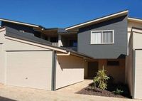 MODERN TOWNHOUSE- LARGE OUTDOOR AREAS- PET FRIENDLY