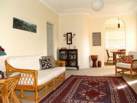 SPACIOUS MODERN 2 BED APARTMENT WITH CHIC RETRO CHARM