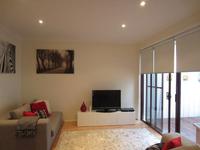 2 bedroom modern townhouse, 2 living zones - Kensington