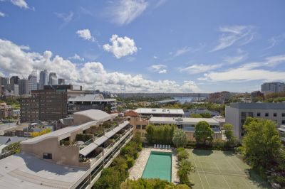 Stylishly customised apartment in Harry Seidler's 'the Horizon'