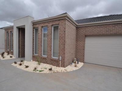Brand New 3 Bedroom Home in Family Friendly Point Cook!