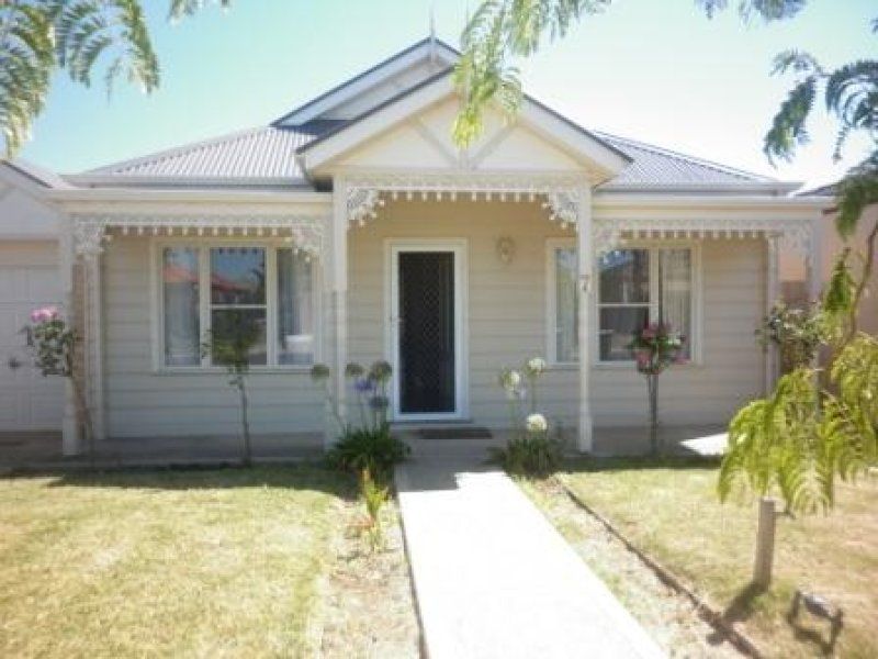 Gorgeous Cottage style home in Point Cook- Freeway access