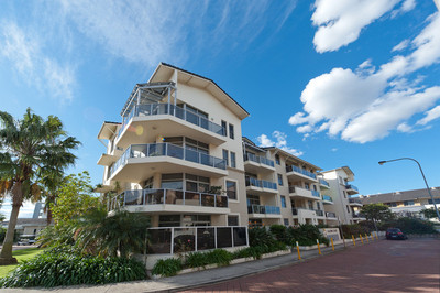 Freshly painted and modern top floor 1 bedroom apartment + study with city views!