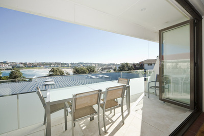 Modern & Immaculate FURNISHED Beachside home + Remote Garage