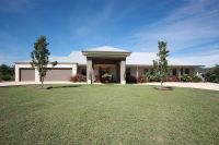 Stunning Home..20 mins from Town!