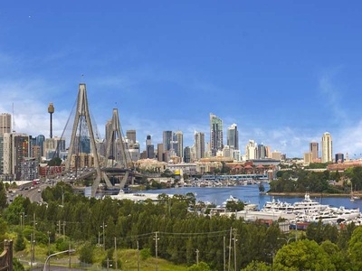 STUNNING VIEWS & JUST RENOVATED ULTRA MODERN APARTMENT