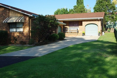 New reduced price.. Recently renovated duplex in quiet leafy location.