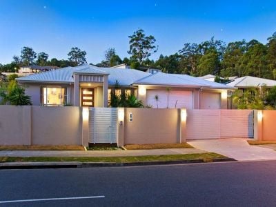 Spacious & Style - 3 car garage - 1,104 sqm block