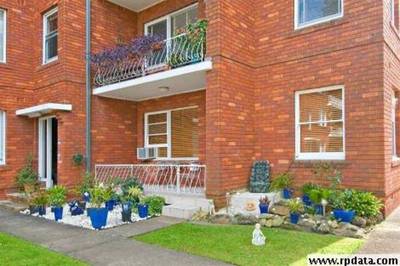 Large two bedroom apartment in beautiful Dolls Point