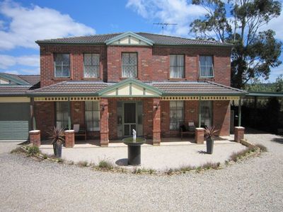 Executive two storey home approx 36 squares with fully ducted/reverse cycle and zoned aircon.