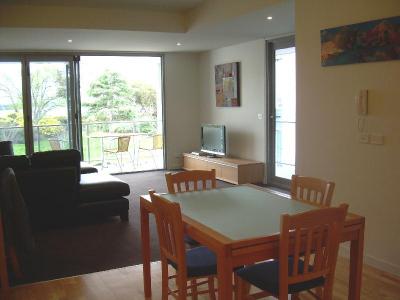 Trendy Inner City Apartment With Tamar Views