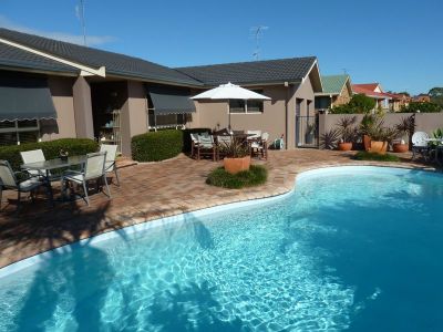 POOL SIDE LIVING IN JONNEL PARK