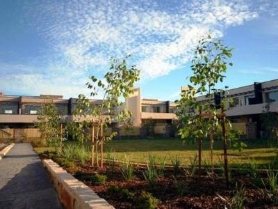 NEAR NEW MODERN 3 BEDROOM TOWNHOUSE
