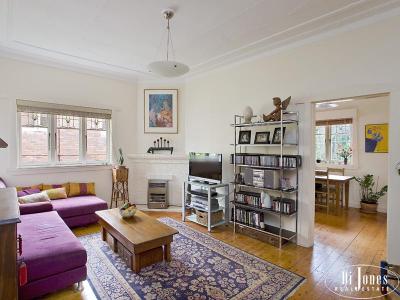 First floor Art Deco apartment within walking distance to Bondi Beach.