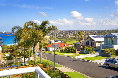Family home in exclusive headland position - North Curl Curl