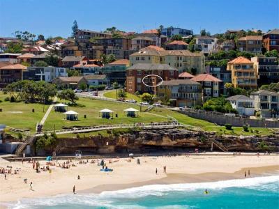Moments from Bronte Beach - two bedroom apartment in an art deco building