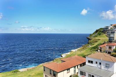 90sqm apartment with private balcony & LUG in a serene cliff-top haven