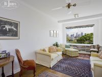 Character Art Deco apartment in a tranquil location.