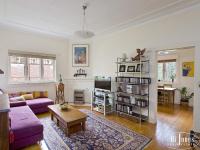 First floor Art Deco apartment within walking distance to Bondi Beach.