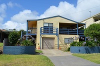 Magnificent bay views. 500m to the waterfront, boat ramp and golf course.