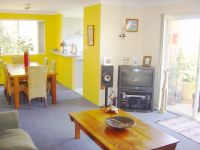 Huge 3 bedroom apartment across from Manly Pool & park.