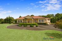 Contemporary classic on 2.5 landscaped acres