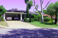 House 3 b/rm - pool/spa - well maintained and positioned . Close to Fremantle and all amenities - 5 mins walk to the river - 10 mins drive to beach. 