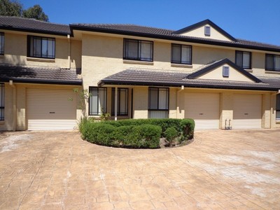Quiet Complex - short walk to train station! 