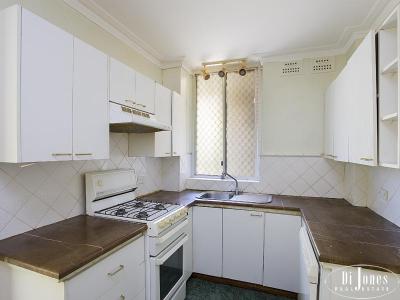 Well-proportioned 2 bedroom apartment offers fantastic entry to prestigious Woollahra market.