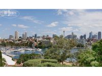 Tranquil Art Deco apartment with panoramic bay & city views.