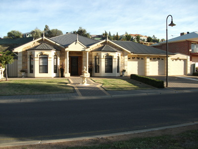 Beautiful Sandstone Fronted House Opposite River Reserve