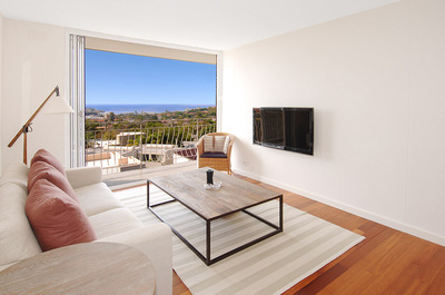 Stylishly renovated apartment with 180-degree ocean and district panorama   
